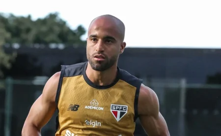 Torcida do São Paulo critica escalação de Lucas Moura como titular contra o Flamengo