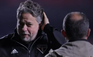 Torcida do São Paulo intensifica protesto no Morumbi e pede impeachment de Casares