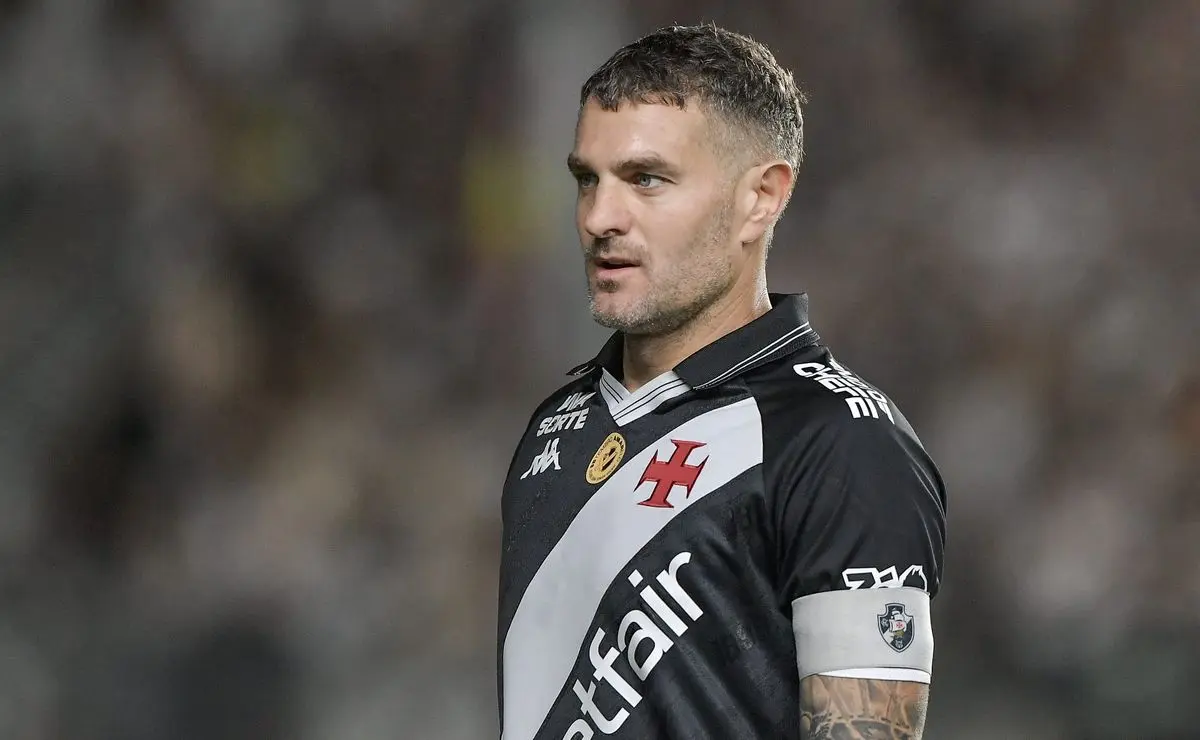 Vasco avalia a possibilidade de negociar Vegetti, e Internacional demonstra interesse no atacante