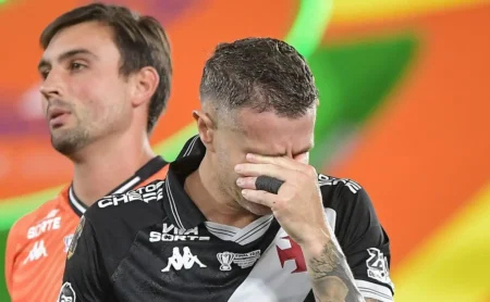 Vasco avalia venda de Vegetti devido aos altos salários e buscará negociação amigável em caso de proposta.