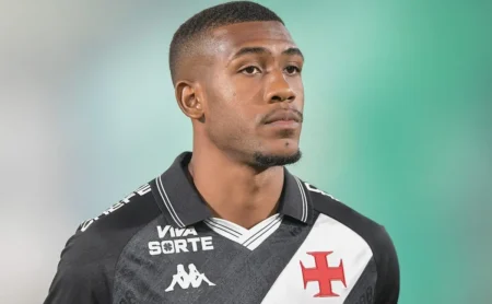 Vasco busca conter a empolgação de Rayan após proposta do Bournemouth ser considerada insatisfatória