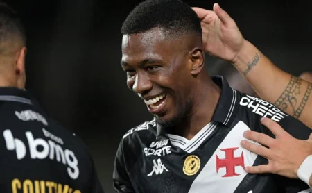 Vasco busca definição sobre Cuesta e avalia renovação de empréstimo