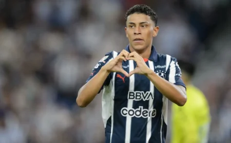 Vasco chega ao limite de estrangeiros com Johan Rojas e busca alternativas no mercado Vasco chega ao limite de estrangeiros com Johan Rojas e busca alternativas no mercado