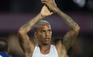 Vasco desiste de Deyverson e reforça outras posições no mercado Vasco desiste de Deyverson e reforça outras posições no mercado