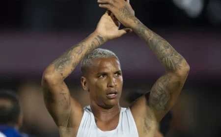 Vasco desiste de Deyverson e reforça outras posições no mercado