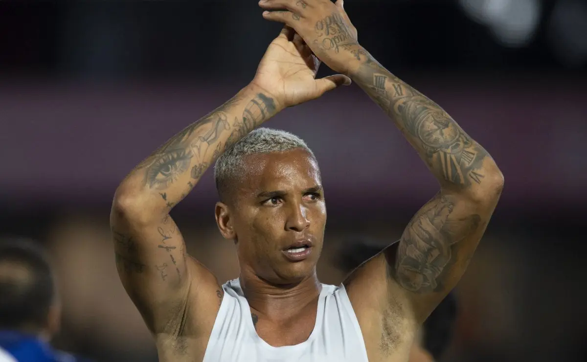 Vasco desiste de Deyverson e reforça outras posições no mercado