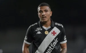 Vasco emite comunicado oficial sobre cirurgia e recuperação de Matheus Carvalho