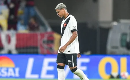 Vasco perde clássico para o Flamengo após expulsão de Barros