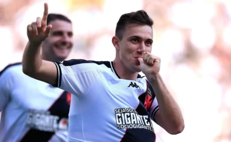 Vasco rejeita proposta de R$ 25 milhões do Besiktas por Lucas Piton e encerra negociação.