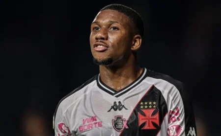 Vasco rejeita proposta árabe por Leandrinho e mantém lateral nos planos de Diniz