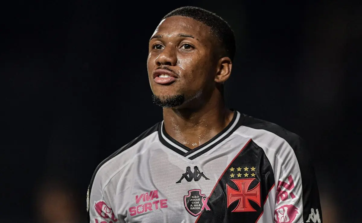 Vasco rejeita proposta árabe por Leandrinho e mantém lateral nos planos de Diniz