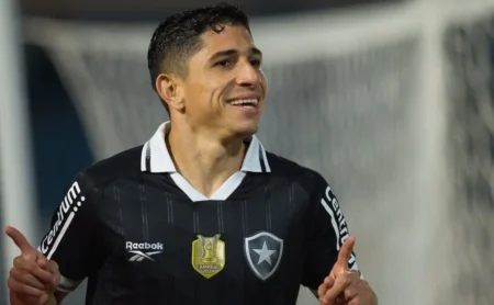 Vasco tem Savarino na mira com indicação de jornalista: "Ele quer ficar no Rio"