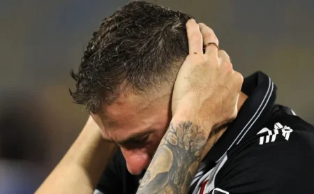 Vegetti se emociona em despedida do Vasco antes de jogo contra o Nova Iguaçu