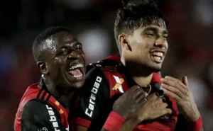 Vinícius Júnior revela frequência com que pergunta sobre Paquetá no Flamengo: “Todo dia eu pergunto”