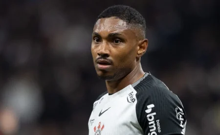 Vitinho busca confiança de Dorival para conquistar vaga no Corinthians