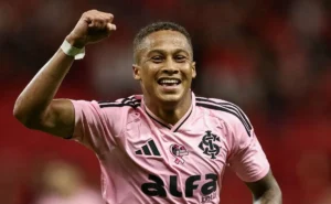 Vitinho não se apresenta no Inter e Santos observa situação do atacante Vitinho não se apresenta no Inter e Santos observa situação do atacante