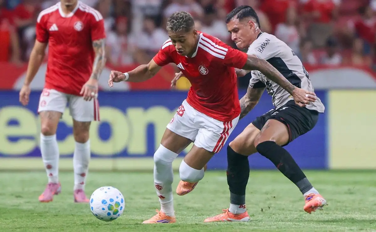 Vitinho rebate comparação com time à beira do rebaixamento em 2025 após derrota do Internacional