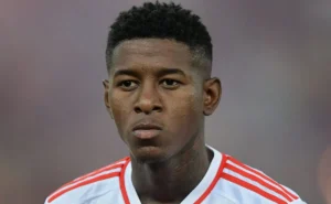 Vitão tem estreia aprovada pela torcida em clássico entre Flamengo e Vasco no Maracanã Vitão tem estreia aprovada pela torcida em clássico entre Flamengo e Vasco no Maracanã