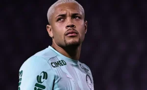 Vitor Roque: Exames descartam lesão após dores durante jogo pelo Palmeiras