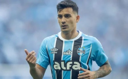Vélez Sarsfield intensifica investida e prepara proposta milionária por Cristaldo, do Grêmio