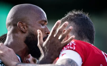 Vojvoda causa êxodo no Santos: 17 jogadores deixam o clube até 2026; veja a lista Vojvoda causa êxodo no Santos: 17 jogadores deixam o clube até 2026; veja a lista