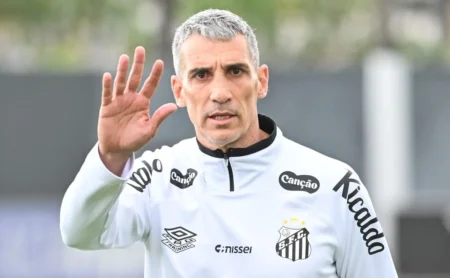 Vojvoda deseja meio-campista, junto com Rony, e insiste na contratação de Pochettino junto ao Santos.