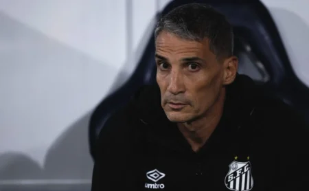 Vojvoda, do Santos, elogia o Palmeiras e atribui gol de Allan a lance fortuito: “Bate-rebate”