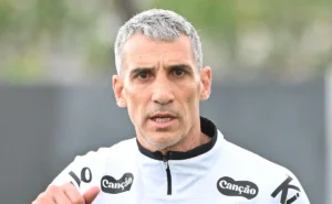 Vojvoda fala sobre a contratação de Gabigol no Santos e projeta a temporada: “Ótimo presente” Vojvoda fala sobre a contratação de Gabigol no Santos e projeta a temporada: “Ótimo presente”