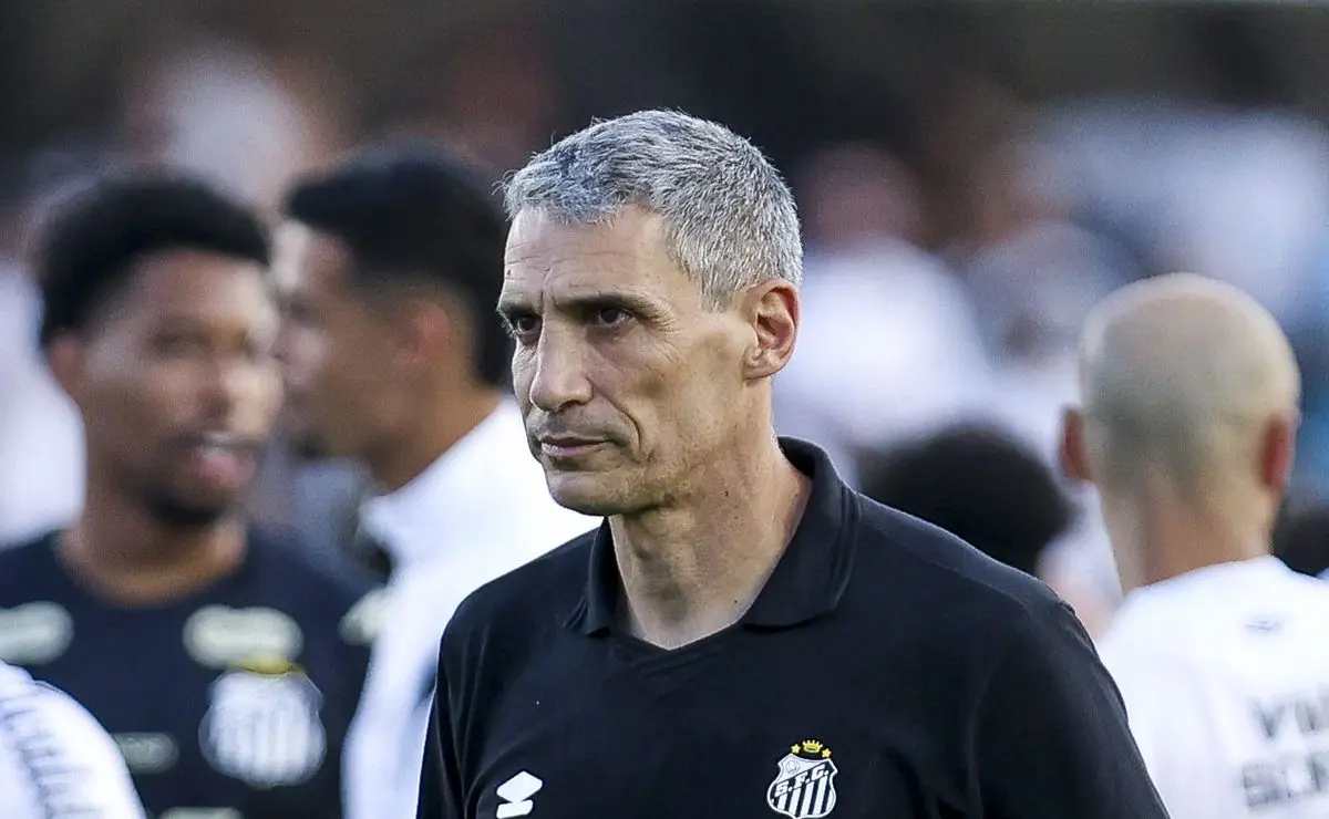 Vojvoda recebe apoio de torcedores do Santos em meio à instabilidade