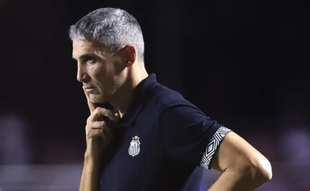 Vojvoda se irrita em coletiva e nega influência da arbitragem na derrota do Santos para o São Paulo