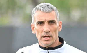 Vojvoda sob pressão no Santos: Mattos garante permanência até o fim do ano