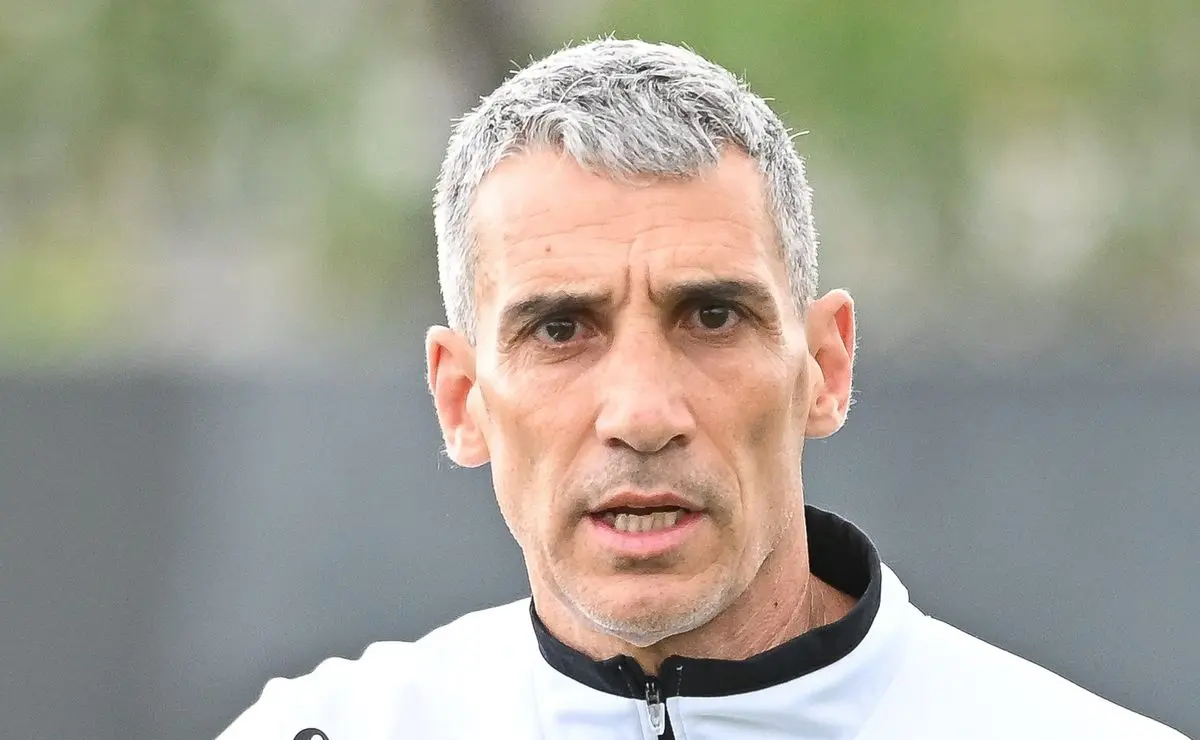 Vojvoda sob pressão no Santos: Mattos garante permanência até o fim do ano