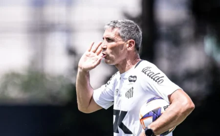 Vojvoda terá mais dois jogos no Santos em janeiro que Pedro Caixinha em 2025 Vojvoda terá mais dois jogos no Santos em janeiro que Pedro Caixinha em 2025