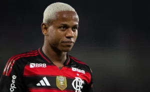 Wallace Yan desperdiça oportunidade de gol do Flamengo contra a Portuguesa-RJ no Carioca