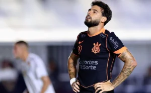 Yuri Alberto perde pênalti e se redime ao marcar em Corinthians x Santos