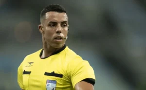 Yuri Elino Ferreira expulsa Carbone em Volta Redonda x Flamengo