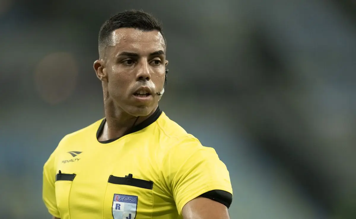 Yuri Elino Ferreira expulsa Carbone em Volta Redonda x Flamengo