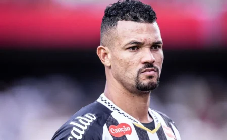 Zé Ivaldo reconquista espaço com Vojvoda e retorna ao time titular do Santos