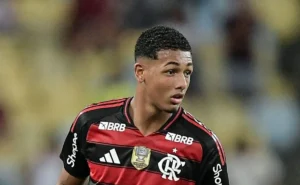 Zagueiro João Victor volta a falhar e causa tropeço do Flamengo contra a Portuguesa-RJ no Campeonato Carioca