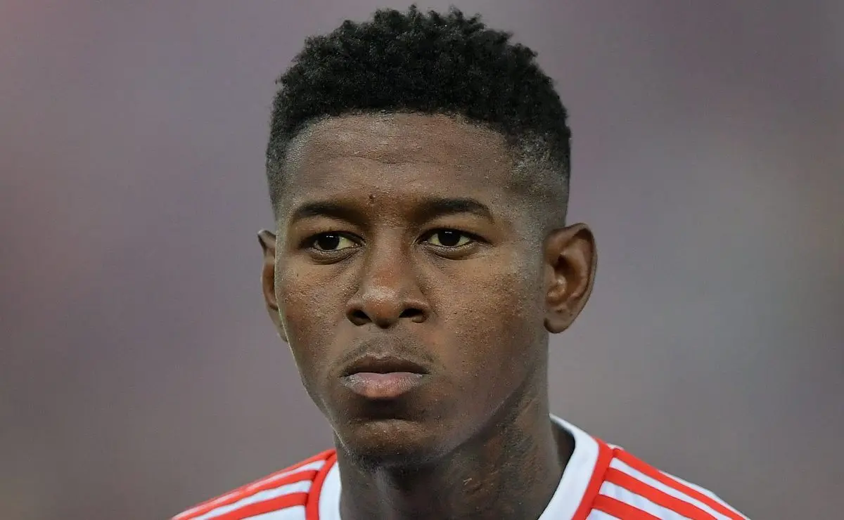 Zagueiro Vitão, próximo do Flamengo até 2029, revela contato com Filipe Luís