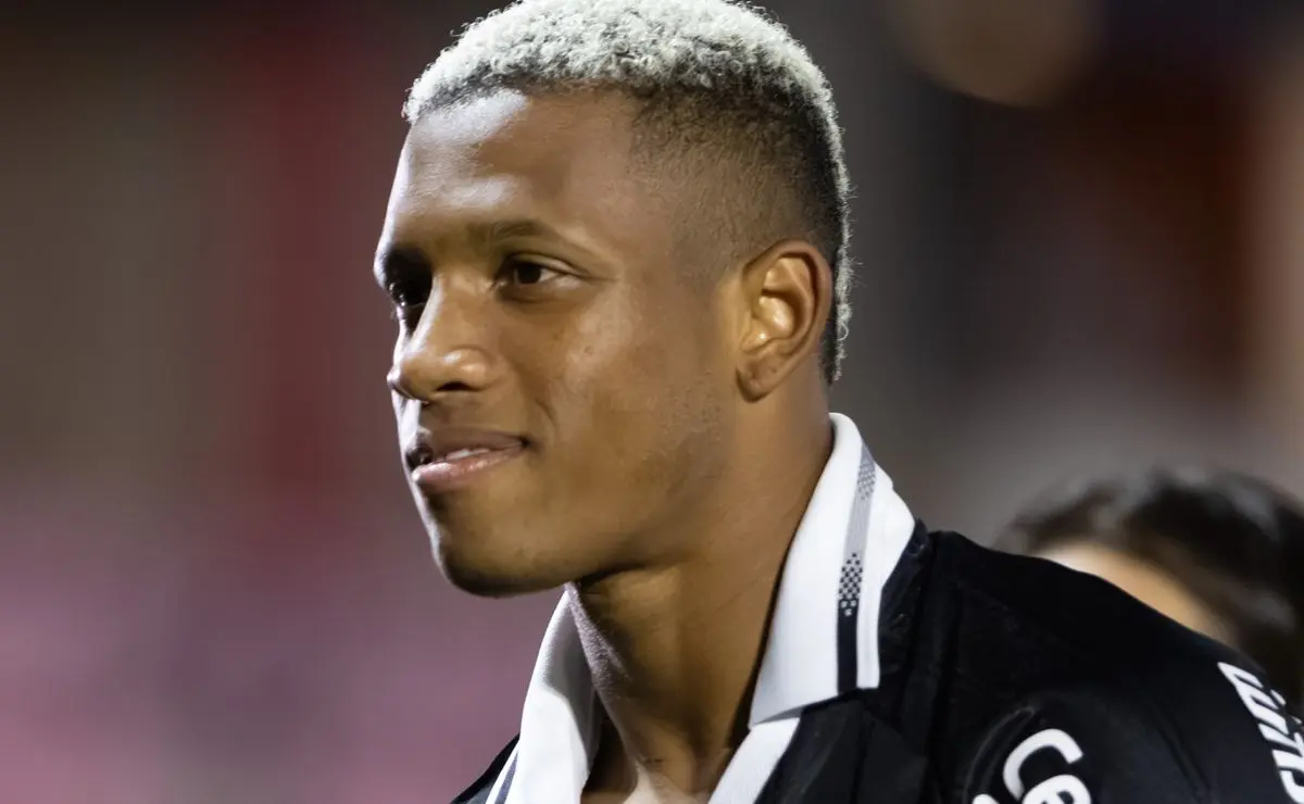 Zenit demonstra forte interesse em Danilo, do Botafogo, e estuda oferta milionária pelo meia.