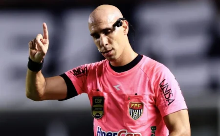 Árbitro afastado após polêmica em Santos x Corinthians pelo Paulista