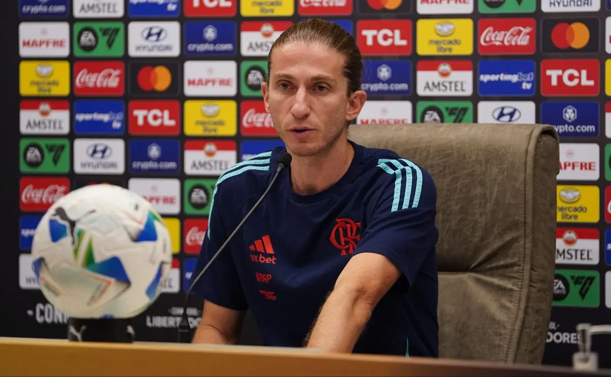 Após derrota para o Corinthians, Filipe Luís avalia expulsão polêmica na final: “Nunca tinha visto isso”