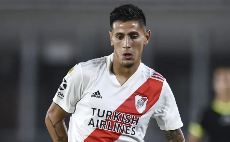 Corinthians busca contratar Angileri, do Internacional, e avança nas negociações.