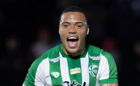 Corinthians desiste de Mandaca, prioriza Allan e Flamengo exige compensação por empréstimo