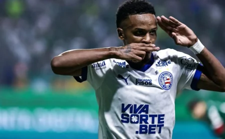 Corinthians suspende negociação com Kayky após veto e entraves jurídicos.