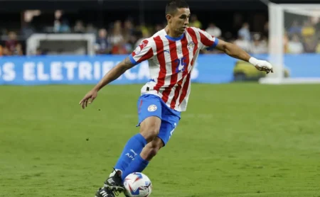 Cruzeiro rejeita zagueiro paraguaio Gustavo Velázquez, do Cerro Porteño, em retorno ao mercado.