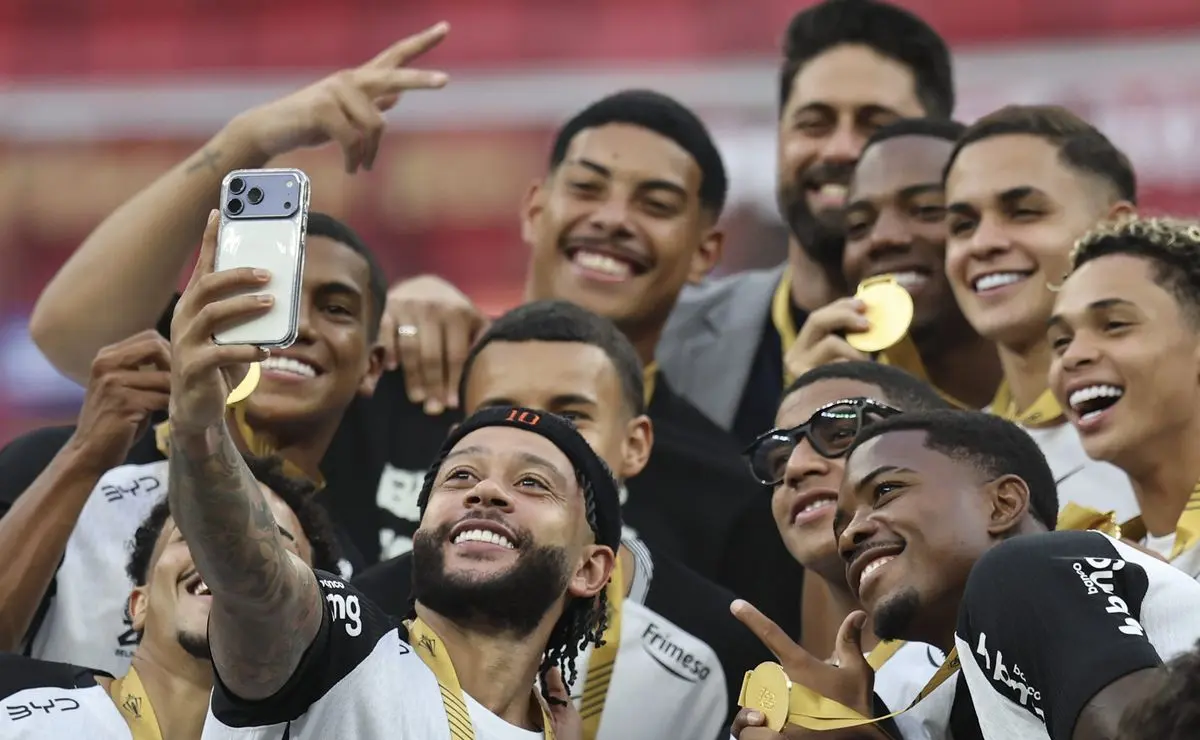 Depay comunica ao Corinthians desejo de permanecer, mas negociações enfrentam obstáculos