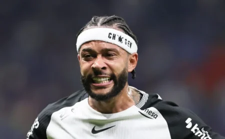 Depay solicita expulsão de Alex Sandro em Flamengo x Corinthians, mas VAR não acata após revisão