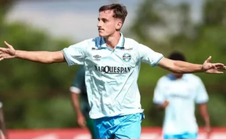 Flamengo de olho em jovem talento do Grêmio, mas multa de R$ 370 milhões dificulta negócio